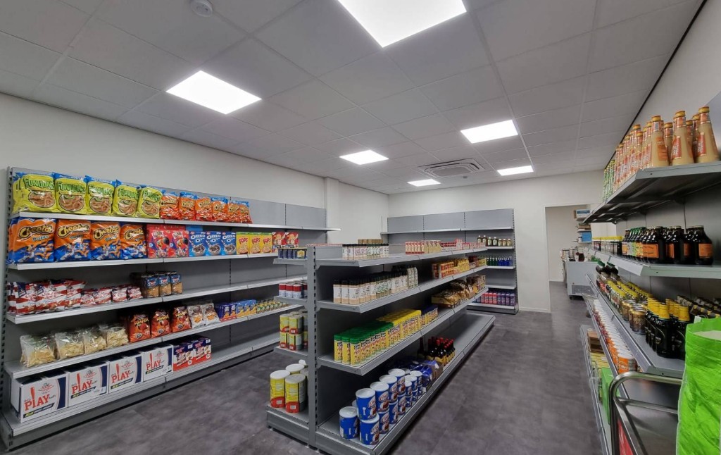 Winkelinterieur Toko Bellesa met schappen vol producten en verse voorraad